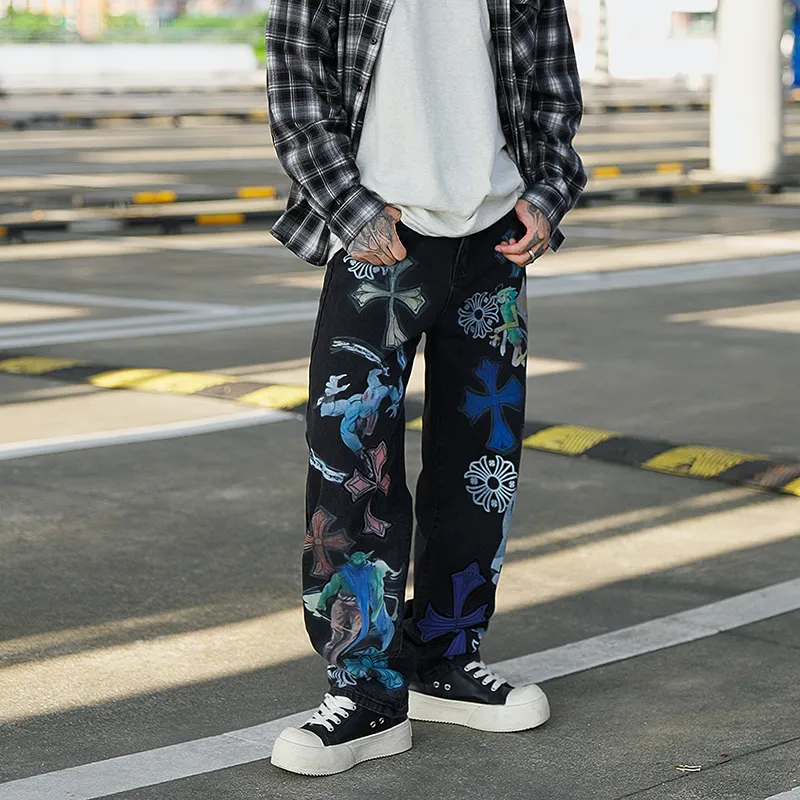 P300 💰 (top version) chrome hearts ss25 black elf print jeans. Styles with different wash textures, very friendly to people with thin legs and thick legs. The slightly flared version is very flattering to the leg shape. The moderate length will never go out of style. It can be matched easily and casually. It is the basis of various styles. It is a must-have in the wardrobe! The fabric is stiff but also makes the upper body soft without losing texture. The washing process is even more perfect. It is a must-have item for everyone! ! !  Color: black Size: 30-32-34-36 30 32 34 36 Waist circumference 80 85 90 95 Sitting circumference 105 110 115 120 Foot opening 46 47 48 49 External length 102 103 104 105